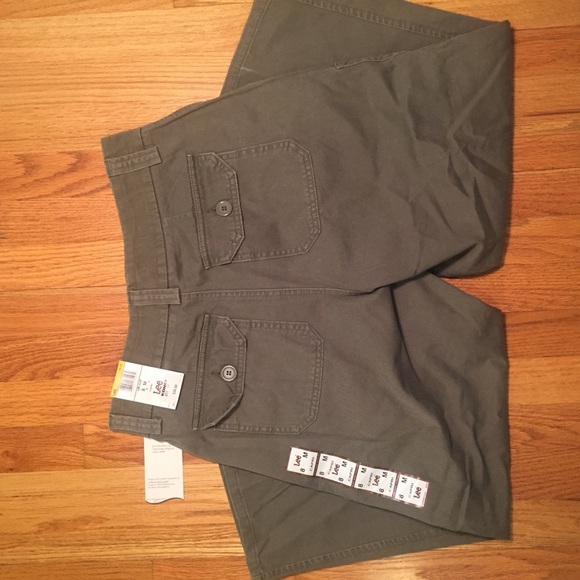 Lee | Olive Green Mid rise/length Capris; Size 8M - Picture 6 of 8